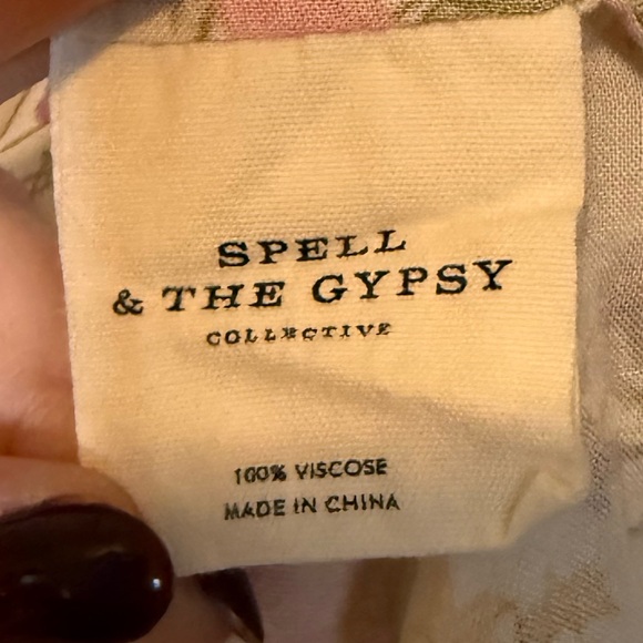 Spell and the Gypsy Collective Wild Bloom Blouse Boho
Cream Floral Medium - Picture 7 of 7